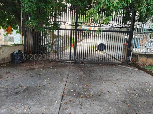 Apartamento En Venta En Los Chaguaramos. Yr242162. Apartamento 4hab 3 Baños, Maletero, Tanque De Agua; Muy Ventilado E Iluminado, Con Vista De 200 Grados Al Avila Y Panorámica De La Ciudad.