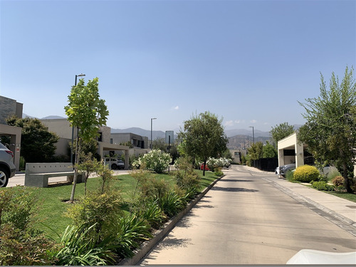 Condominio / Avenida La Dehesa / Bernardo Larraín