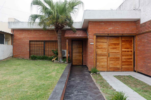 Casa En Venta En Caseros, Tres De Febrero.