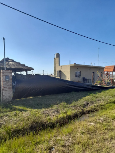 Casa Con Pileta  En Barrio Los Milagros 