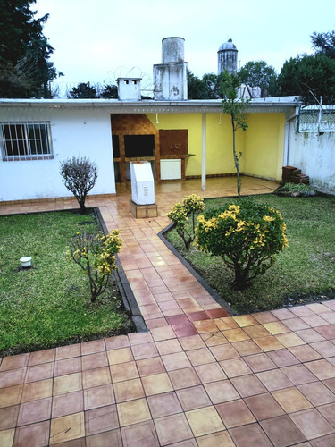 Alquiler Casa 4 Ambientes/ Jardin-parrilla Cubierta,cochera.