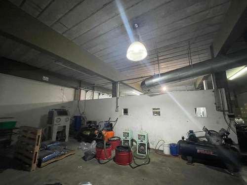 Galpón Industrial 2 Plantas 1.100 M² C/ Oficinas Y Vestuarios - San Justo