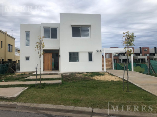 Muy Linda Casa En Alquiler En El Barrio Santa Ana, Villanueva.