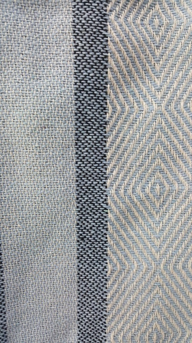 Imagen 2 de 5 de Poncho Artesanal Rombos Azul Claro