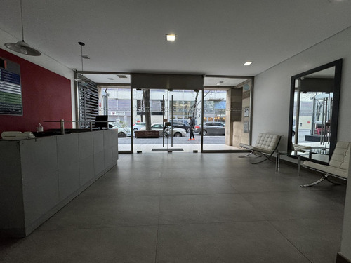 Alquiler: Oficina 3 Ambientes Con Cochera - Edificio Corporativo - Super Luminosa