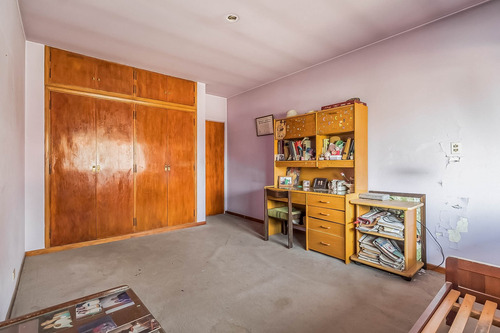 Casa · En Venta · 2 Plantas, 6 Ambientes · Con Amplio Terreno A Refeccionar · Castelar