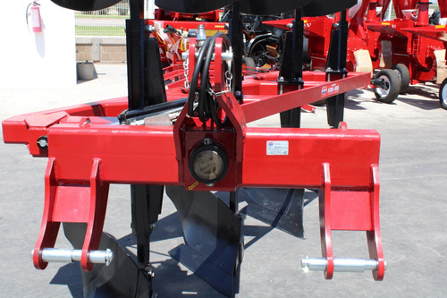 Imagen 10 de 12 de Arado Hidraulico Agricola 4 Rejas Marca Famaq P Tractor