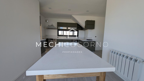 Casa En Venta En Dos Plantas 4 Habitaciones Pileta Perimetral