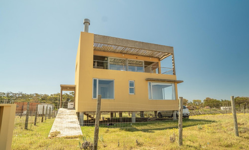 Imagen 2 de 14 de Casa Soleada Frente Al Mar En Lugar Tranquilo Y Agreste