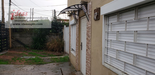 Casa 2 Dormitorios, Buen Terreno Y Apto Al Fondo.