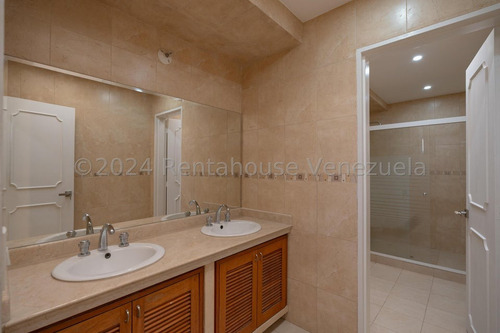 Amplio Y Exclusivo Penthouse En Alquiler, Totalmente Remodelado En La Tahona. #24-29250