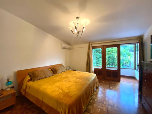 Se Vende Casa En Prados Del Este. 4h+s/5b+s/5p. Calle Cerrada