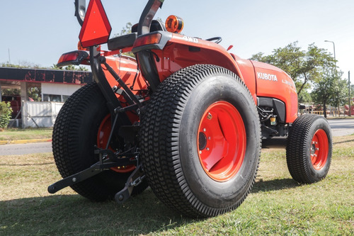 Imagen 5 de 6 de Tractor Kubota L3800 Turf Con Pala Omar Martin