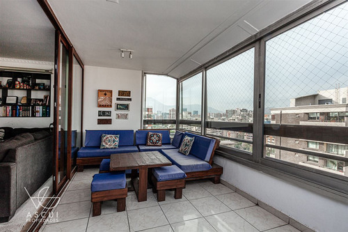 Amplio Depto. Remodelado En Venta De 4 Dorm. En Las Condes
