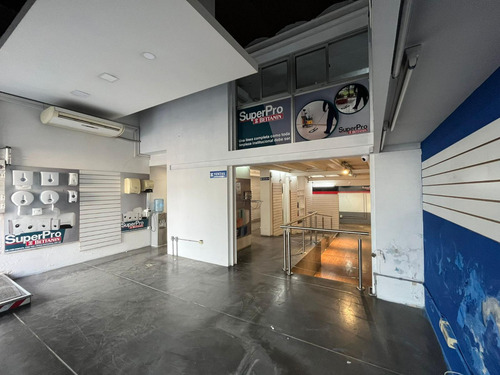 Imagen 4 de 14 de Excelente Local Comercial En Arenal Grande, 100 M2 De Salón, 80 M2 De Deposito 7 Mts De Frente, Gran Visibilidad!!