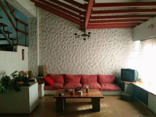En Venta Hermosa Casa 4 Ambientes Con Cochera 2 Autos, Fondo Libre Y Quincho En Wilde Centro.