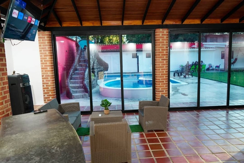 Angela Betancourt Vende Hermosa Casa Con Piscina  En Las Morochas San Diego  Plc-