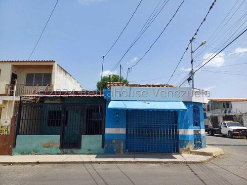 Raiza Suarez Vende Terreno Comercial Al Oeste De Barquisimeto,- 2 4 2 4 3 5 5-. Amplio Terreno Con Mucho Potencial, Casa Rural Para Remodelar Al Gusto, Se Encuentra En Plena Esquina Aprovecha!!!
