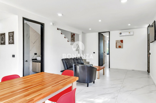 Casa En Venta A 50 Metros De La Playa. Piriápolis - Punta Colorada. Piscina 3 Dormitorios, 3 Baños