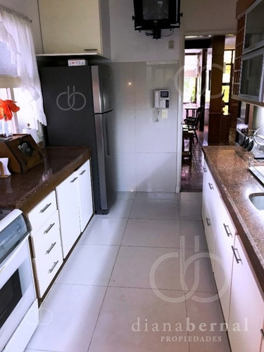 Casa De 5 Dormitorios Y Piscina Climatizada, Playa Mansa, Punta Del Este. - Ref: 4047