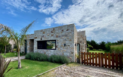 Casa En Venta En Arenas Del Sur, Orientación Noroeste.