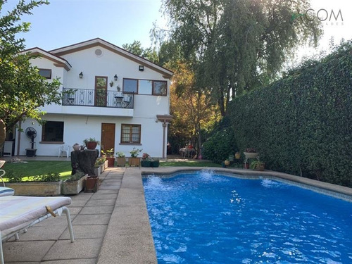 Casa En Venta De 5 Dorm. En La Reina