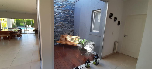 Venta. Casa Moderna Lote Interno, 4 Amb. Jardín Y Pileta. San Agustín. Villanueva.