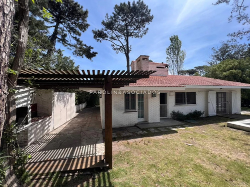 Casa De 3 Dormitorios + Dependencia De Servicio En Venta En Mansa, Punta Del Este.
