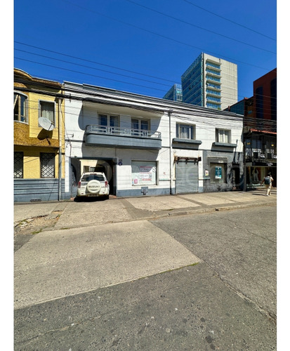 Venta De Local Comercial Céntrico Con Estacionamiento