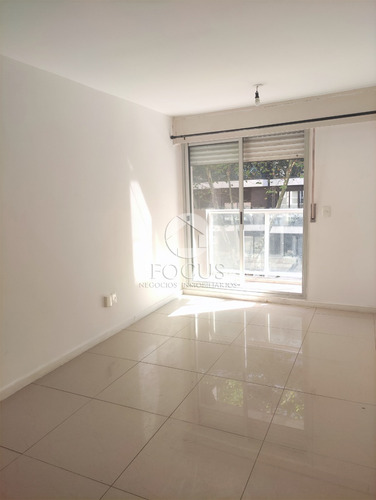 Venta Apartamento Con Renta 2 Dormitorios Y Garaje, Vista Lateral Al Mar. Centro