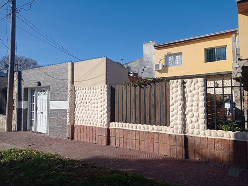 Casa En Venta Con Cochera En Barrio Belgrano 