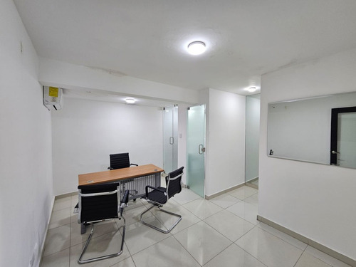 Local Comercial Con 5 Espacios Para Oficina En Naco, Santo Domingo, Con Aire Y Cocina, 1er Nivel