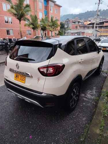 Camioneta Captur Zen, Automática, Modelo 2021, Motor 2.0