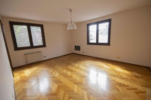 Casa De 5 Ambientes Escritorio, Playroom Y Dependencia De Servicio En Venta, En La Lucila.