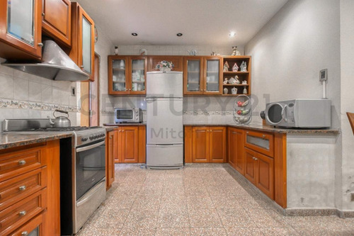 Casa En Venta De 3 Dormitorios Con Patio Y Cochera