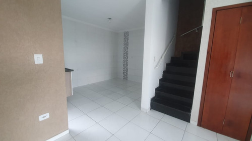 Casa Com Três Quartos Em Condominio