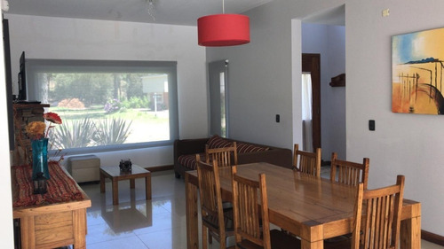 Imagen 3 de 14 de Casa De 4 Ambientes Y 2 Baños C/ Piscina