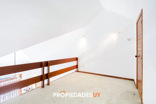 Espectacular Casa De Seis Dormitorios Y Servicio En Venta En Lugano