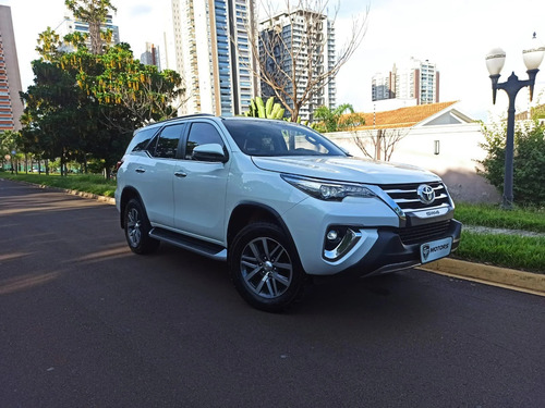Toyota Hilux SW4 2.8 SRX 4X4 7 LUGARES 16V TURBO INTERCOOLER DIESEL 4P AUTOMÁTICO