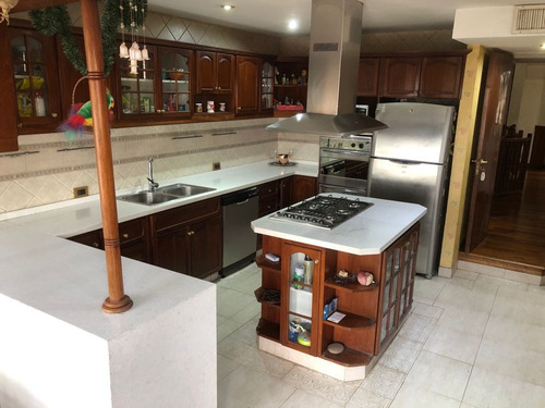 Merolla Vende | Hermosa Casa De Seis Ambientes En Parque Patricios Usd 550.000