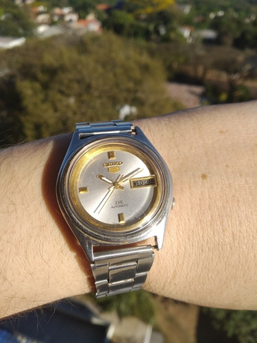 Belo Seiko 5 Série Dx - Deluxe 7009-3020r Dourado Com Branco
