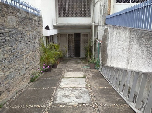 Imagen 3 de 9 de En Venta Casa De Dos Niveles, La California Norte, 345m2, 5h, 3.5b,2pe