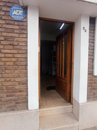 Imagen 3 de 17 de Casa En Planta Baja De 3 Ambientes En Pichincha Con Patio