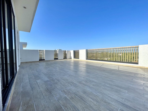 Exclusivo Apartamento Con Terraza, Urbanizacion Privilegiada