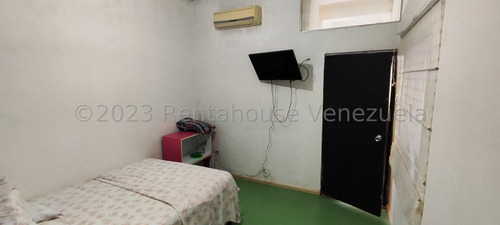 & Maria Luisa Mendoza Vende Bella Casa En El Centro De Barquisimeto Posee 4 Habitaciones 4 Baños Gas Directo Amplia Y Mas... 2 4 1 8 5 8
