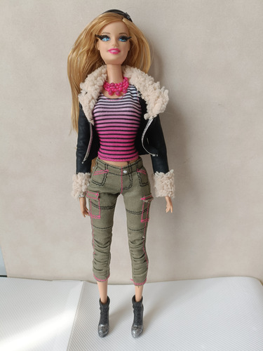Barbie Style Deluxe Chaqueta Negra, Usado, Sin Caja (Usado)