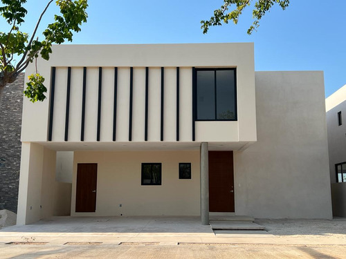 Casa En Venta En Mérida,yucatán En Cholul En Privada Entre Parques.