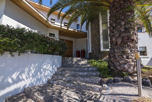Gran Casa Familiar En Sector Residencial De Concón