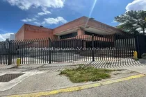 Comprar Santa Mónica !! En Alquiler Local Comercial De 641 M2, A Pie De Calle, Con Extraordinaria Ubicación. Ideal Para Toda Clase De Negocios.