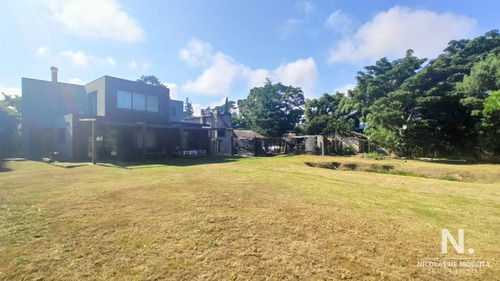 Casa Ubicada A Pasos De Avenida Córdoba En Barrio Cantegril - Punta Del Este.